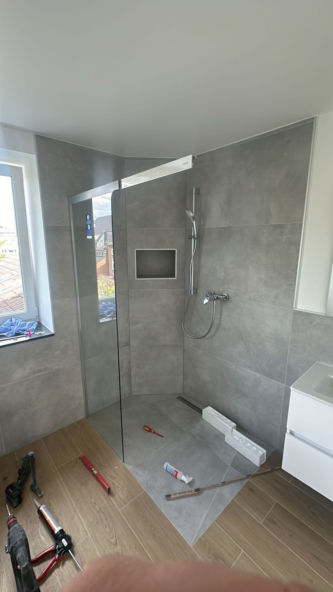 Modernes Badezimmer mit Dusche und Fliesen